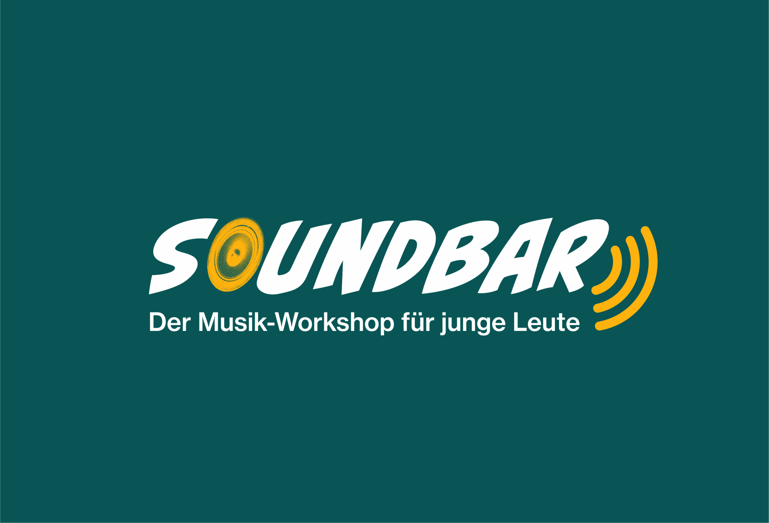 Logo mit dem Wort SOUNDBAR in fetten weißen Buchstaben, mit einer Schallplatte als O und orangefarbenen Schallwellen nach BAR. Darunter auf Deutsch: Der Musik-Workshop für junge Leute auf dunkelgrünem Hintergrund.