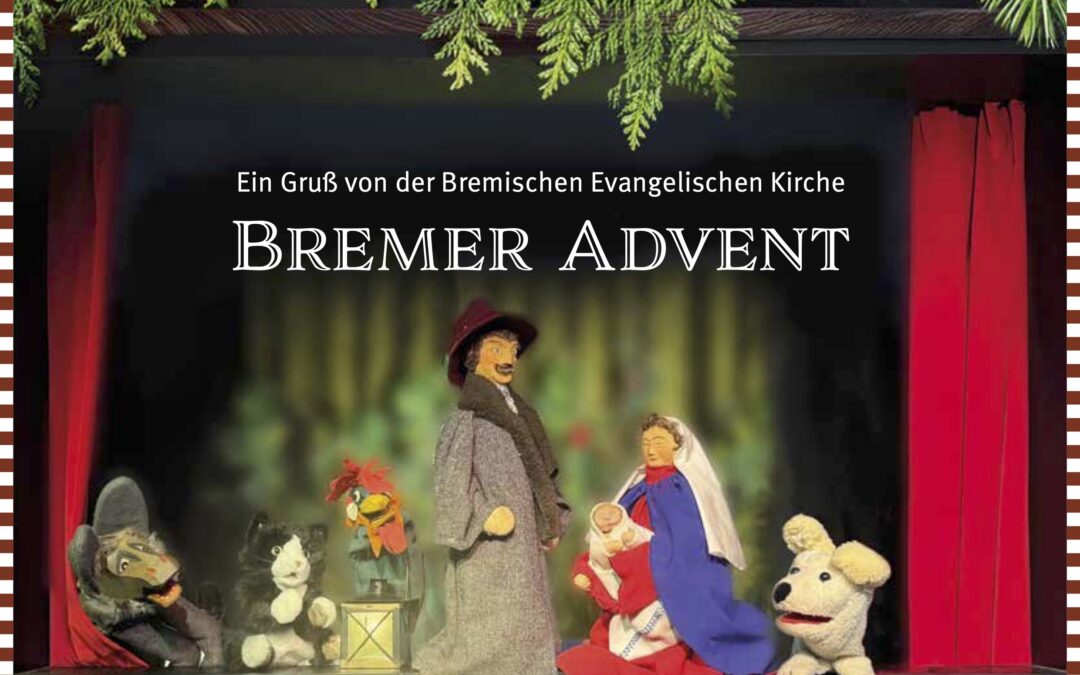 Ein weihnachtliches Puppenspiel mit verschiedenen Tier- und Menschenpuppen auf der Bühne, mit festlicher Dekoration, Tannenzweigen, Stechpalmen und einer gestreiften Umrandung. Der Text auf Deutsch lautet "Bremer Advent".