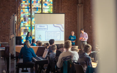 35 Schülerinnen und Schüler entdecken kirchliche Berufe 