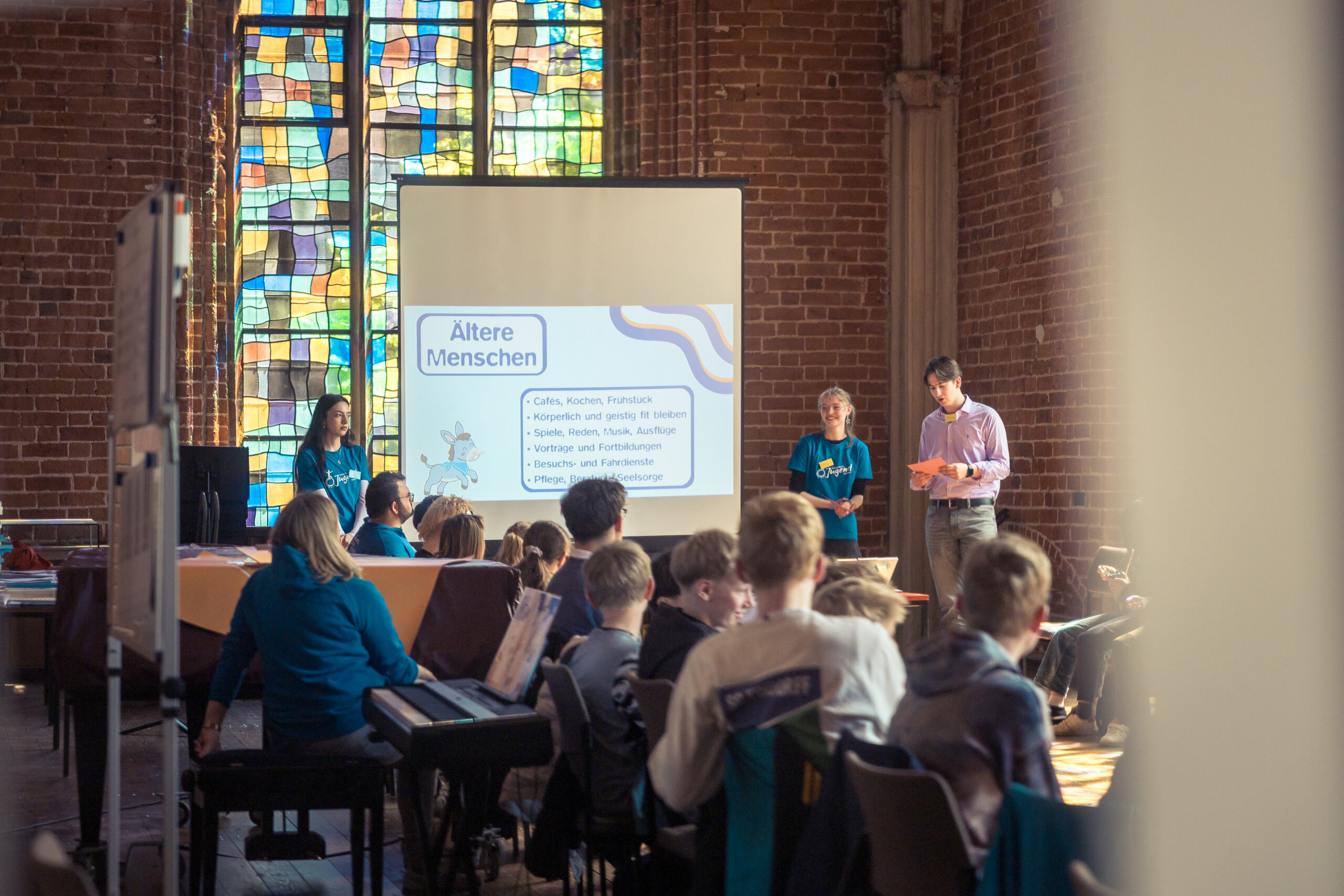 35 Schülerinnen und Schüler entdecken kirchliche Berufe 