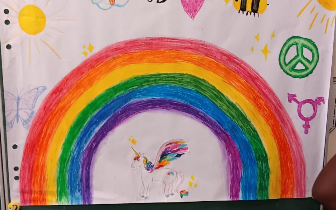 Eine farbenfrohe Zeichnung mit einem großen Regenbogen, einem Einhorn mit Regenbogenflügeln und -schwanz, einem Peace-Zeichen, einem Transgender-Symbol, einer Sonne, Wolken, einer Biene, einem Schmetterling und funkelnden Akzenten.