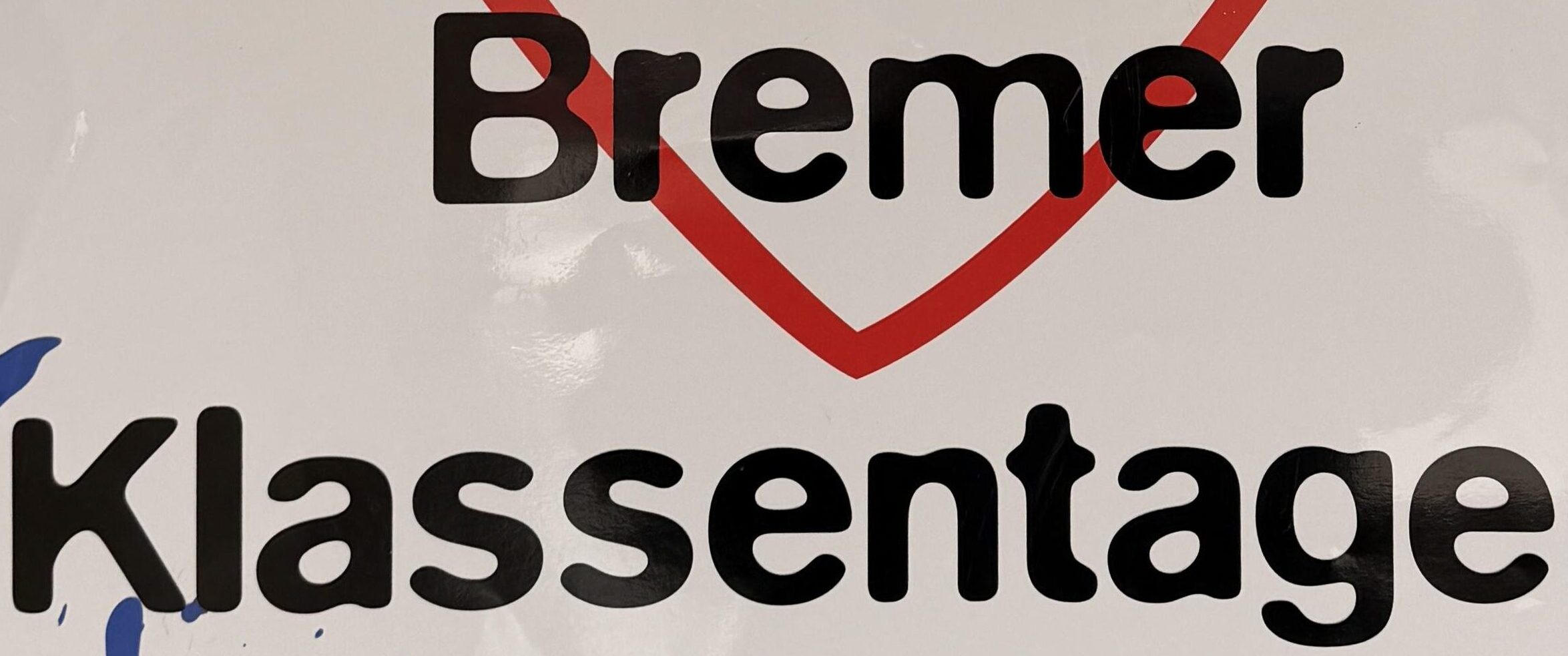 Auf einem Plakat an einer Backsteinmauer steht: „Herzlich willkommen bei den Bremer Klassentagen!“, darunter sind ein rotes Herz und das Logo der Evangelischen Jugend Bremen zu sehen.